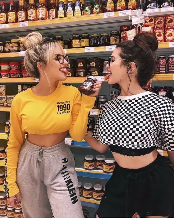 Uma garota loira e uma garota de cabelos castanhos na loja com uma nutella