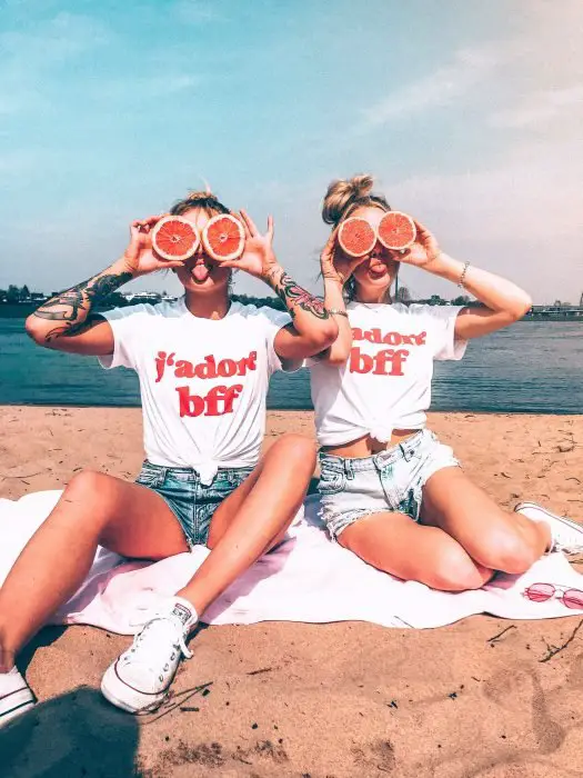 Mulheres loiras na praia com toranjas e roupas combinando