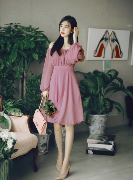 Menina coreana com cabelo preto liso, vestido rosa com ombro aberto, estilo camponês de chiffon