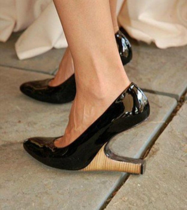 sapatos pretos de salto invertido 