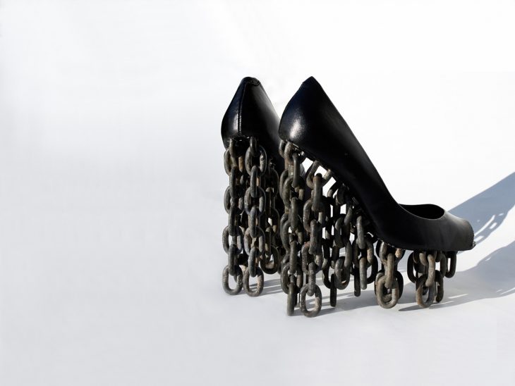 sapatos pretos que têm correntes na plataforma 