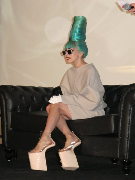 Lady Gaga usando sapatos plataforma e alças transparentes 