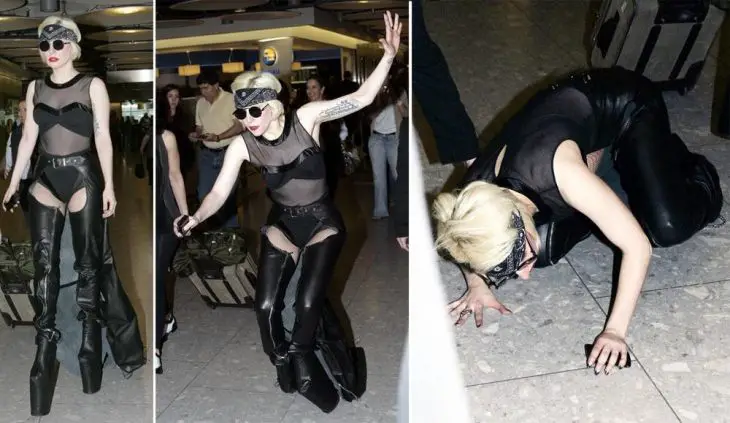 Lady Gaga cai ao usar sapatos baixos 