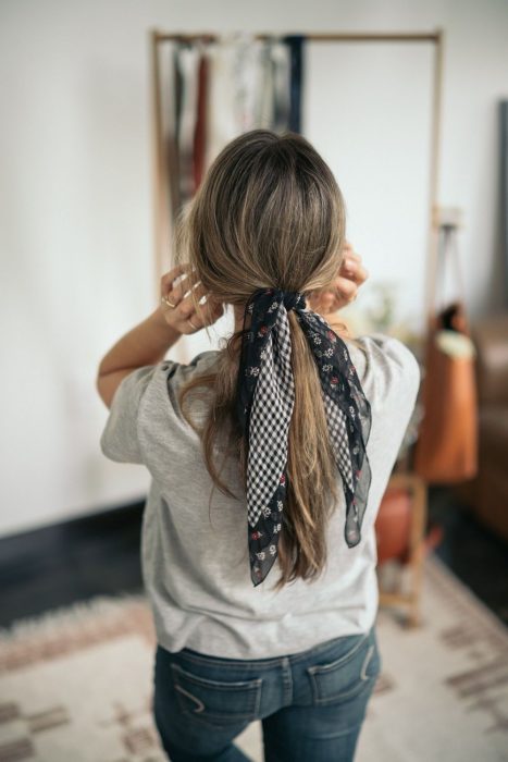 Garota usando uma bandana no cabelo 