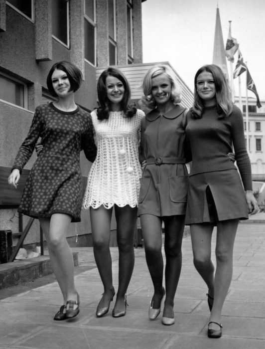 Moda feminina dos anos 70;  namoradas andando na rua, vestido floral, tricô de crochê, saia com blusa, sapatilha, roupa retrô