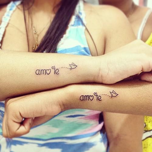Tatuagens para irmãs no braço com a frase eu te amo 