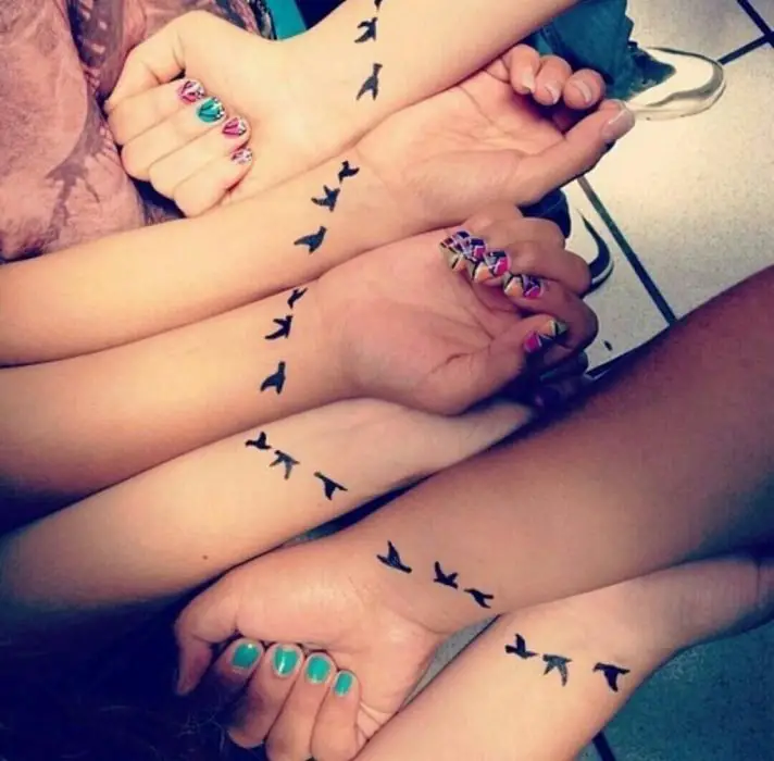 Pássaros tatuados nos pulsos das irmãs 