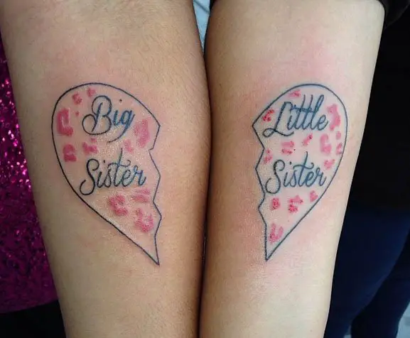 Tatuagem de meio coração no braço com a palavra Irmã mais velha e Irmã mais nova