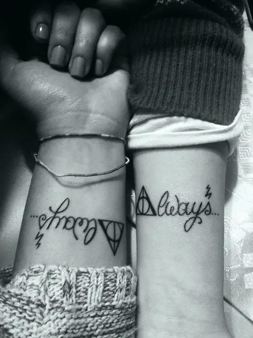 Tatuagens nos pulsos com símbolos de Harry Potter e a palavra Sempre 