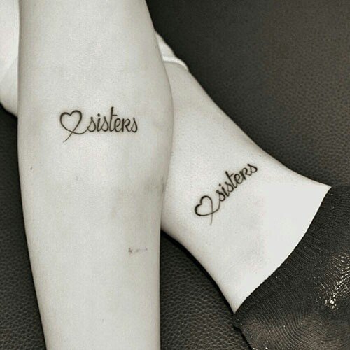 Tatuagem de coração e a palavra Irmãs 