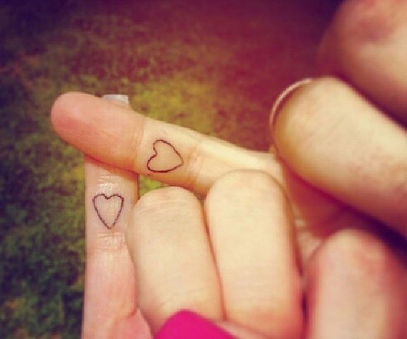 Tatuagens de coração nos dedos 