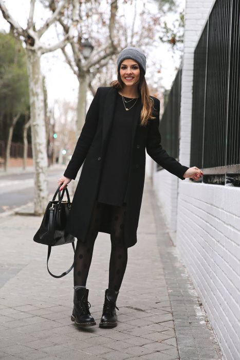 Menina vestindo uma roupa preta para o inverno 