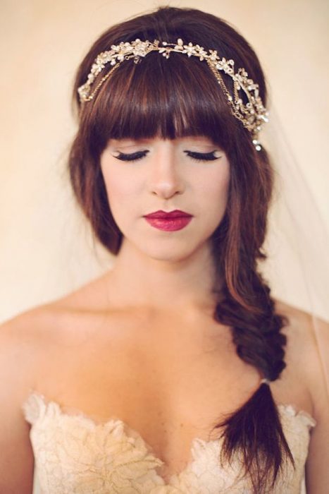 Penteados para a menina do dia do casamento usando uma coroa no cabelo com uma trança tipo rabo de peixe 