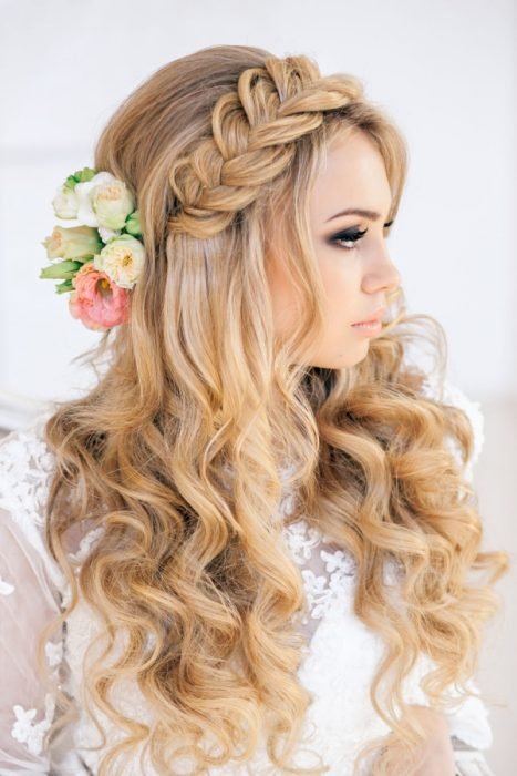 Penteados para o dia do seu casamento, garota com cabelo chinês solto com uma trança e flores como acessórios 