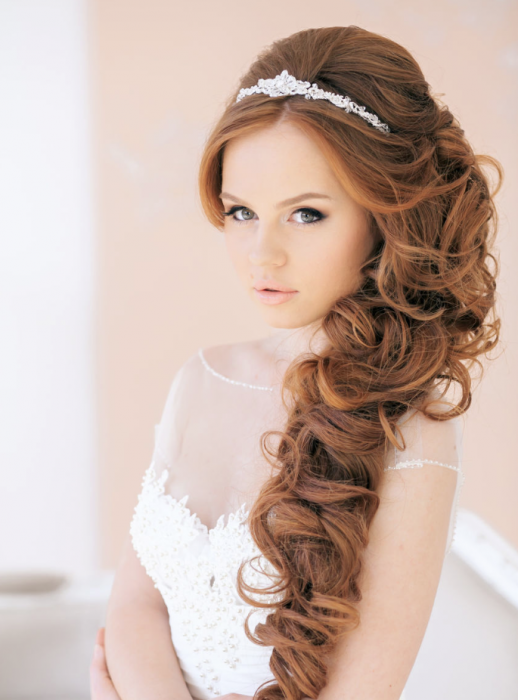 Penteados para o dia do seu casamento, garota usando bobes laterais junto com uma tiara 