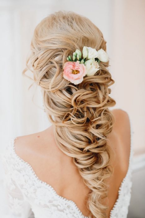 Penteados para o dia do seu casamento, garota com um penteado solto com acessórios chineses e rosas 