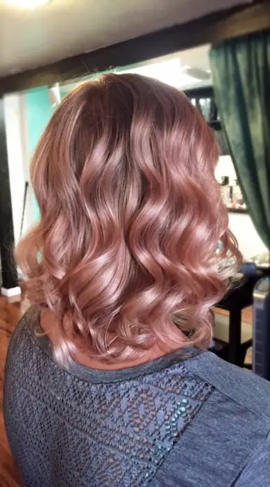 Rapariga com cabelo na altura dos ombros em tom rosa dourado