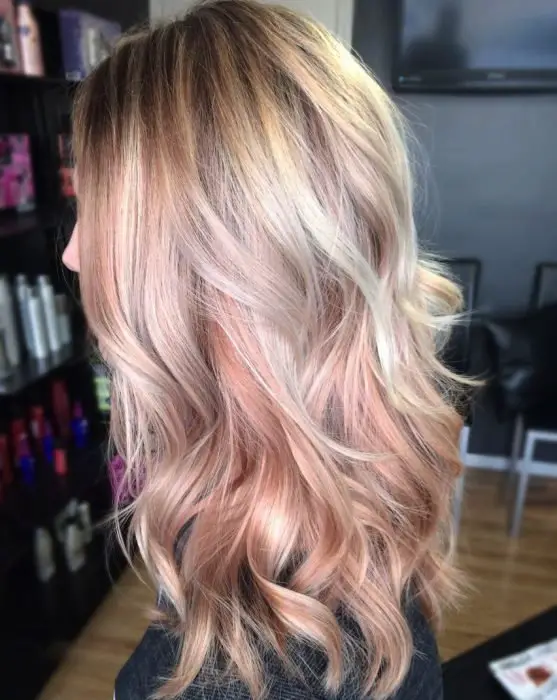 Rapariga com cabelo rosa dourado