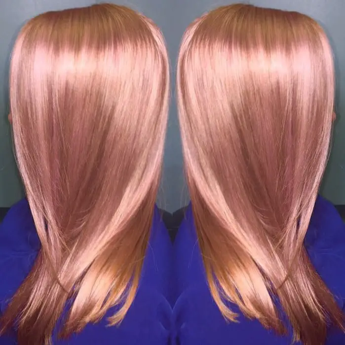 Rapariga com cabelo rosa dourado 