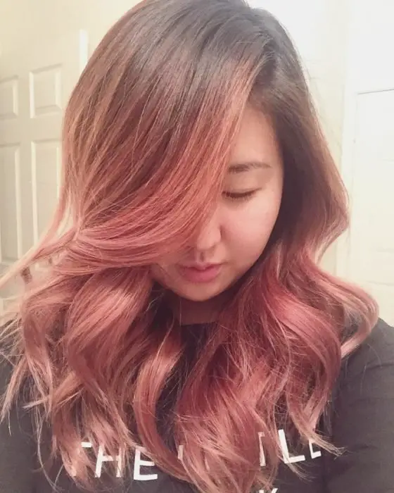 Rapariga com cabelo rosa dourado 
