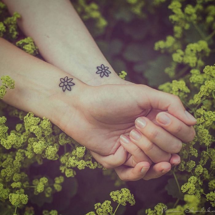 pequenas tatuagens de flores