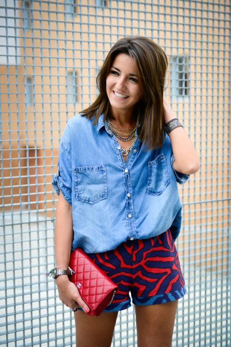 Menina vestindo uma blusa jeans com saia com estampa animal 