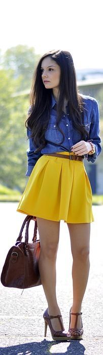 Menina vestindo uma blusa jeans com saia amarela 