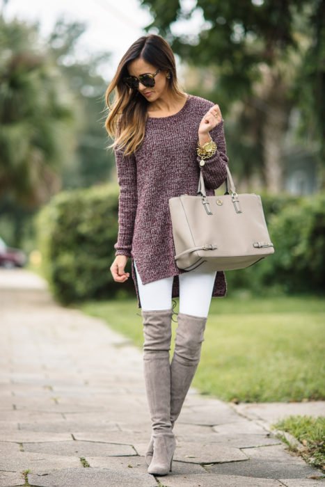 Menina vestindo um suéter longo e botas acima do joelho