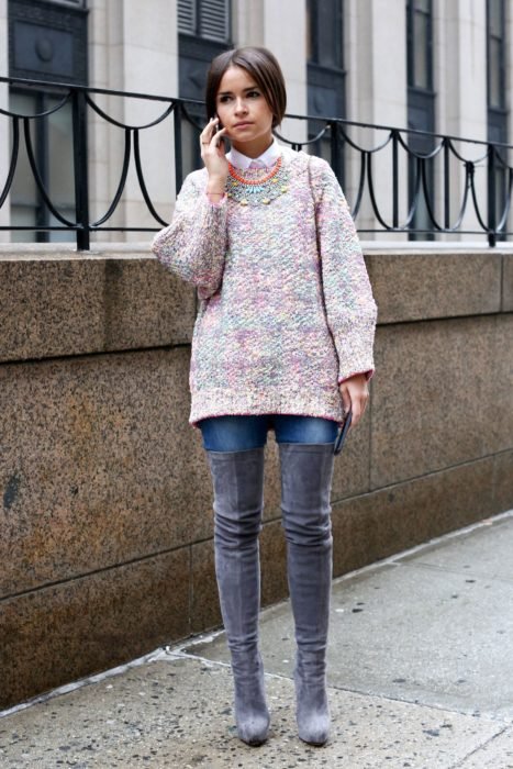 Menina vestindo um suéter maxi e botas cinza 