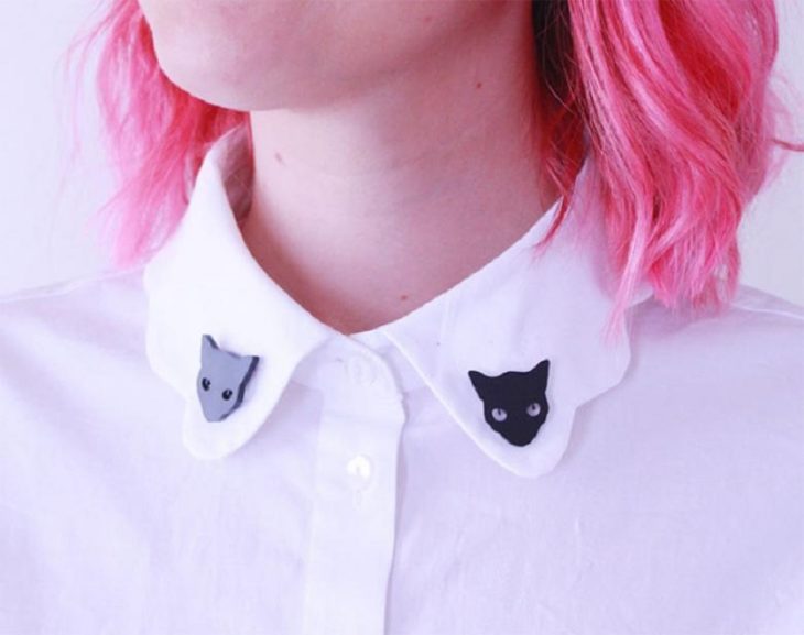 Dicas de colarinho;  clipes para colarinho de camisa;  gatos pretos;  menina com cabelo rosa
