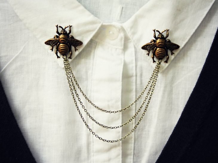 Dicas de colarinho;  clipes para colarinho de camisa;  alfinetes de abelha dourados com três cordas