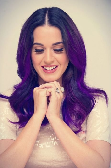Katy Perry com cabelo roxo 
