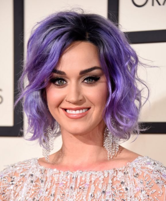 Katy Perry com cabelo curto roxo 