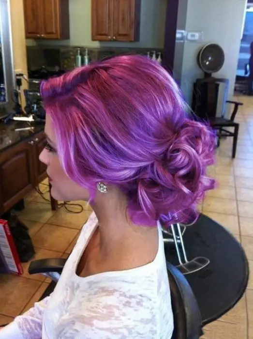 Menina sentada com cabelo penteado na cor roxa 