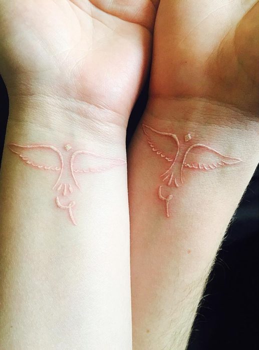 Tatuagem de pássaros com tinta branca 