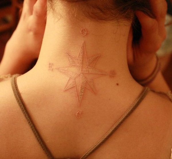 Tatuagem de rosa dos ventos em tinta branca no pescoço 