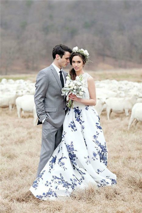 Vestido de noiva com desenhos florais em azul 