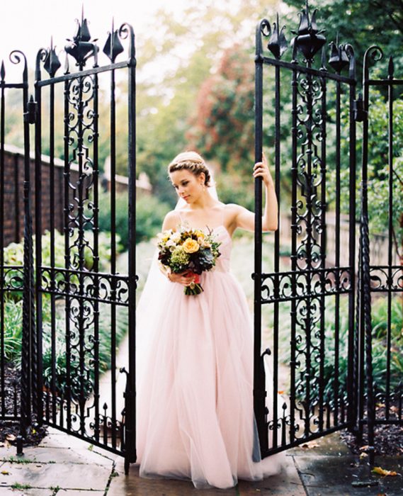 Menina vestida de noiva com um vestido rosa