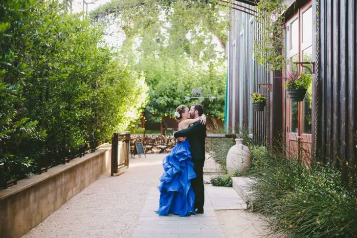 Noiva vestida de azul no dia do casamento 