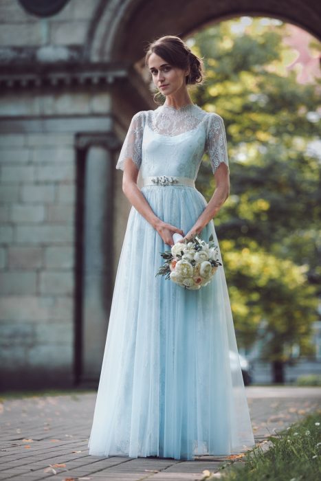 Noiva vestida de azul no dia do casamento 