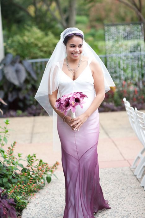 Mulher com vestido de noiva roxo gradiente 