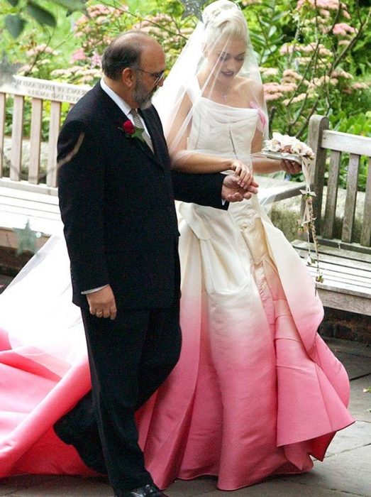 Gwens stefani vestida de noiva em um vestido rosa gradiente 