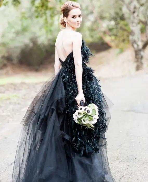Vestido de noiva preto com penas 