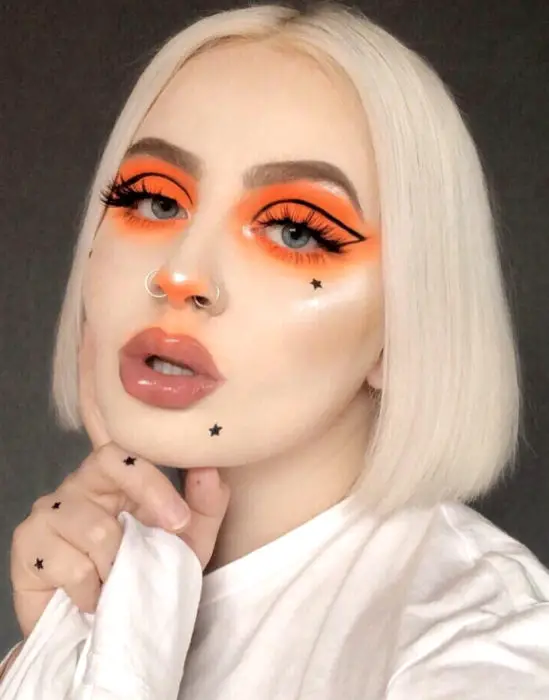 Maquiagem da tendência para 2022 ;;  gráfico laranja ou contorno flutuante;  mulher branca com cabelos loiros, curtos e lisos