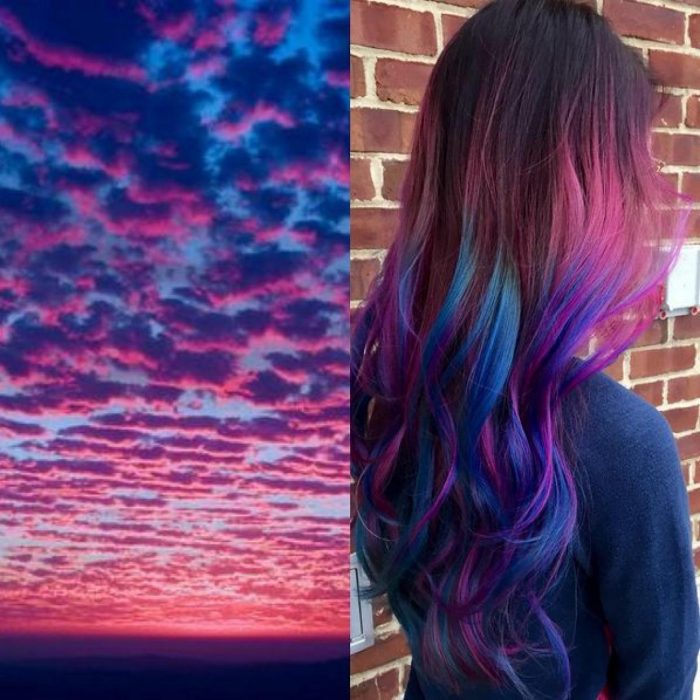 Menina com cabelos tingidos das cores do pôr do sol, azul e rosa 