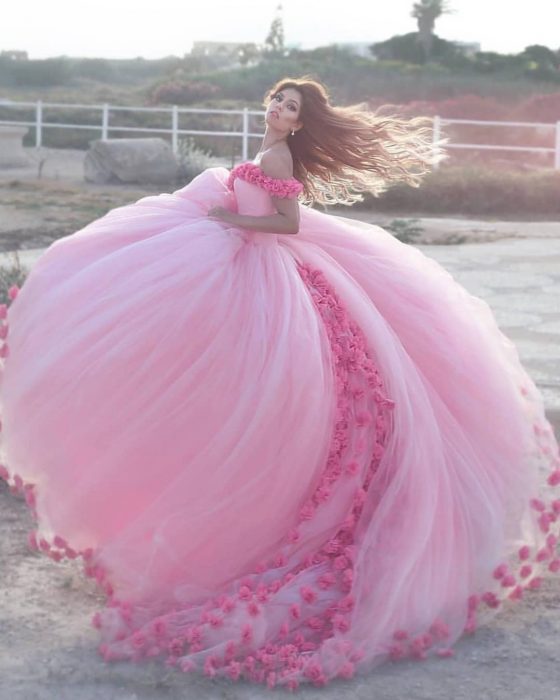 Menina com vestido rosa princesa por XV anos com flores e tule