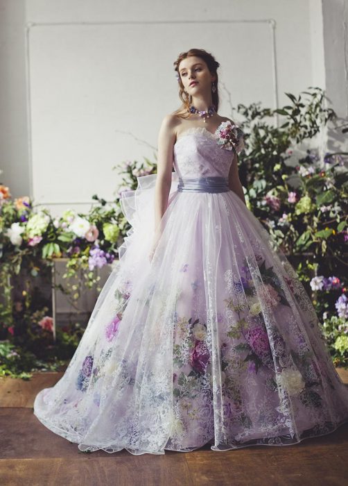 Menina com vestido para os XV anos de princesa cortada cor roxa estilo vintage com detalhes de flores