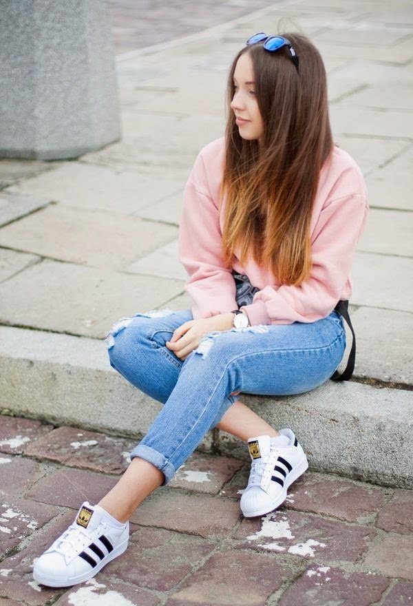 garota fashion fim de semana 2017 com blusa rosa e calça jeans