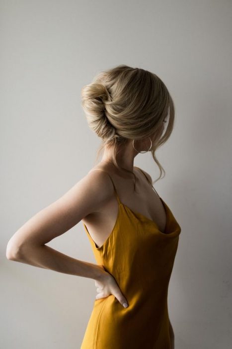 Menina modelando um vestido amarelo com um penteado francês