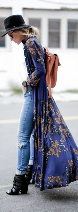 Menina vestindo um quimono comprido na cor azul 